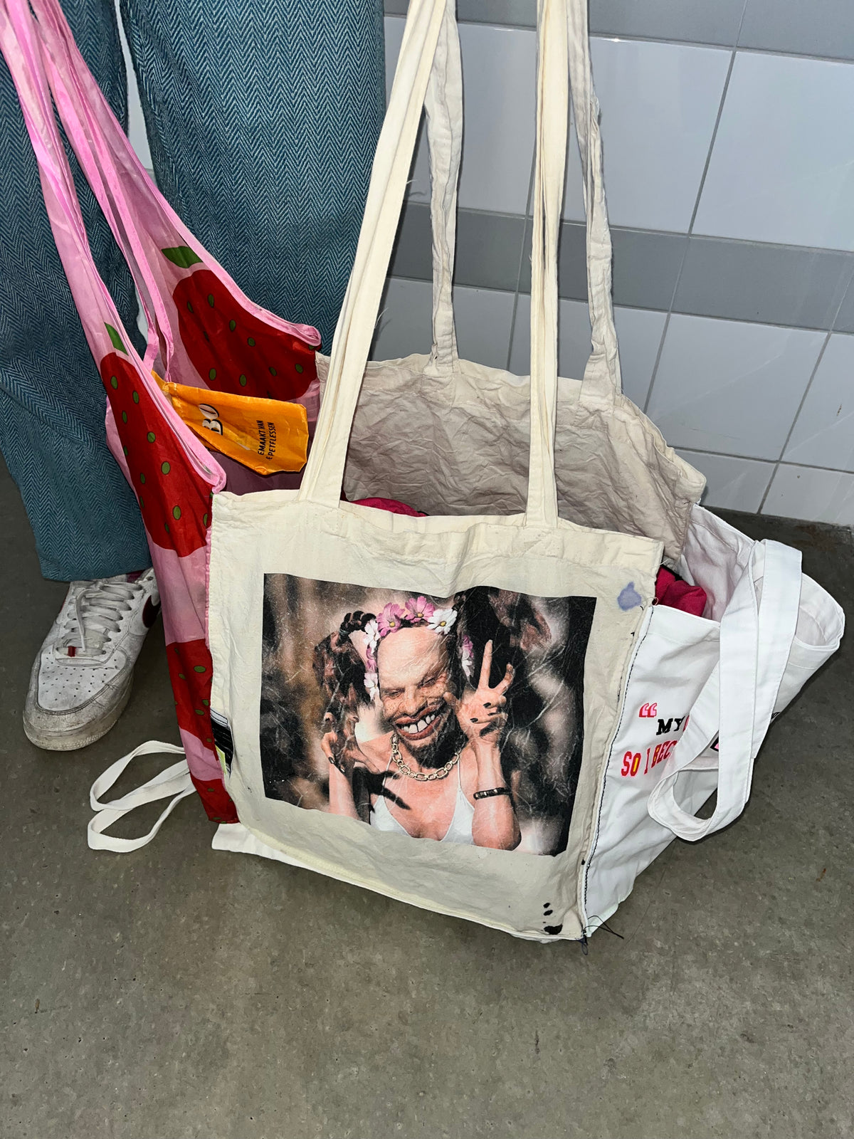tote aphex eat strawberries