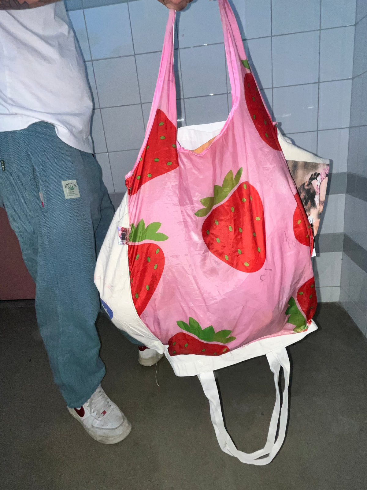 tote aphex eat strawberries