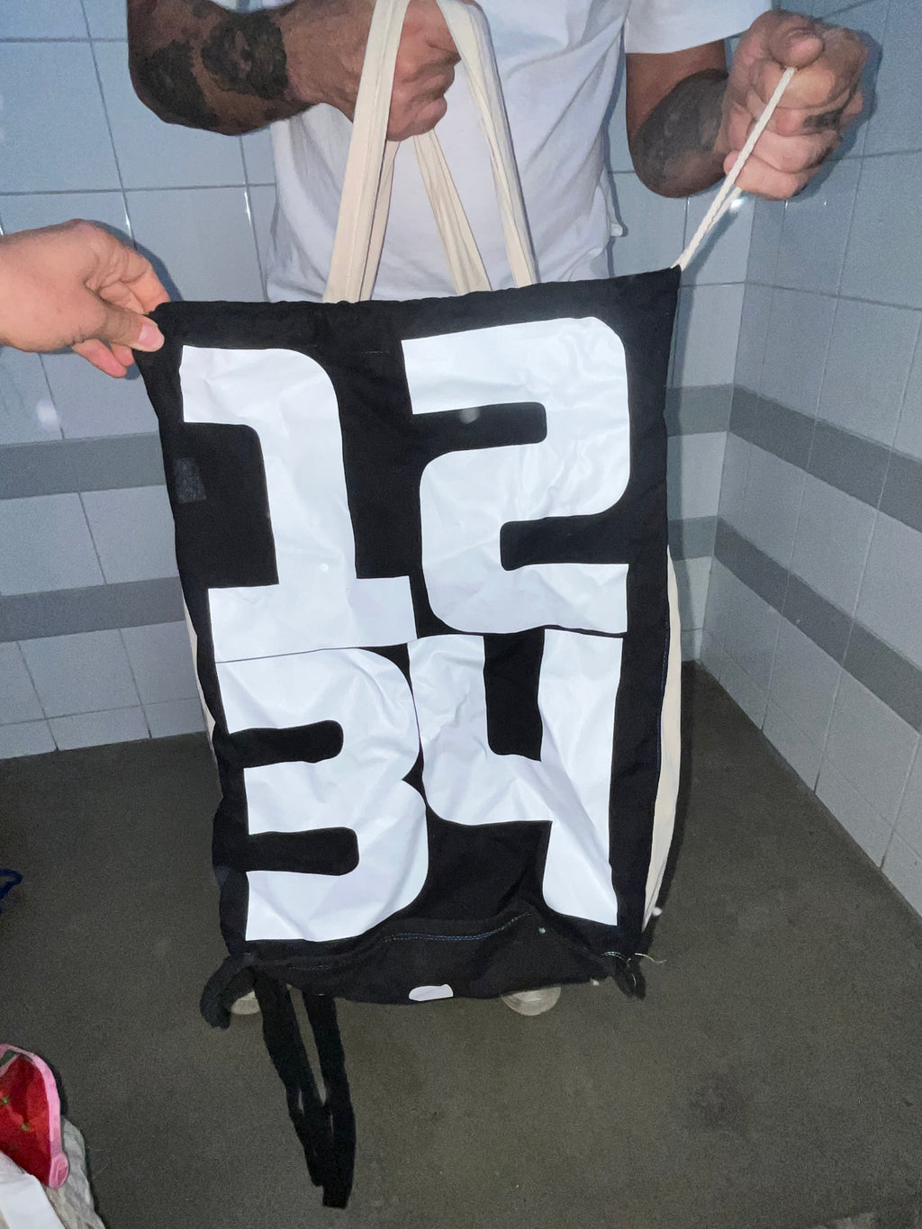 6xl tote staan naast je