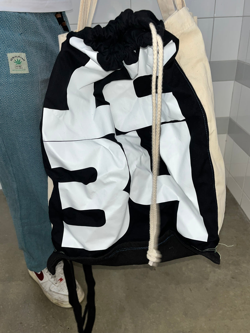 6xl tote staan naast je