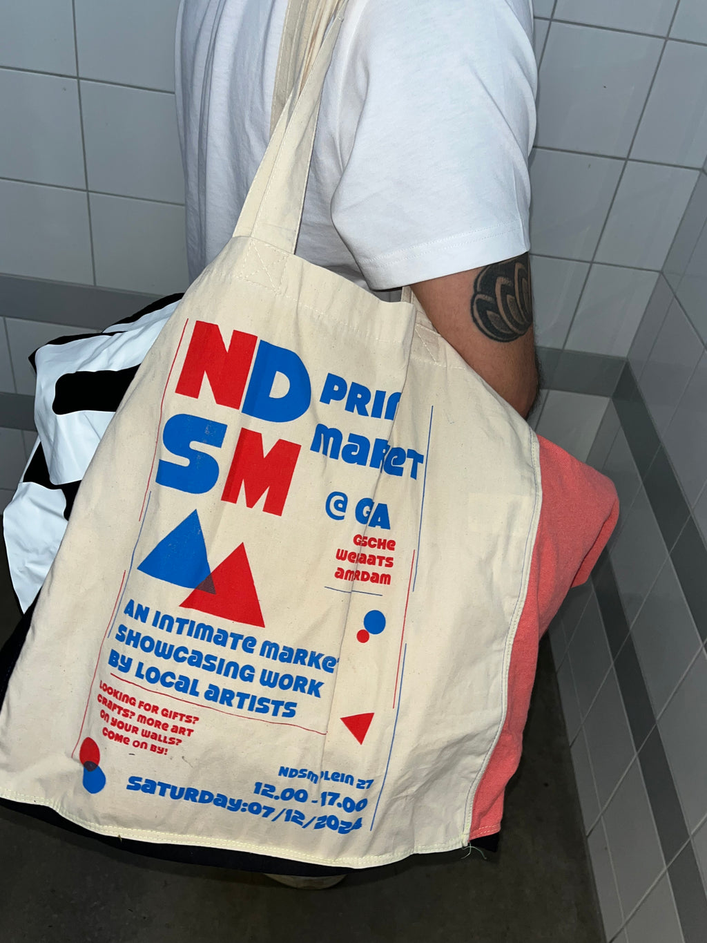 6xl tote staan naast je