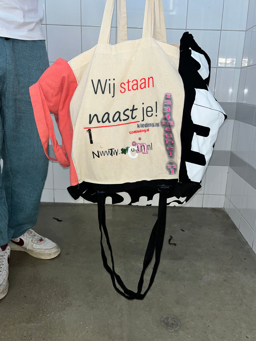 6xl tote staan naast je