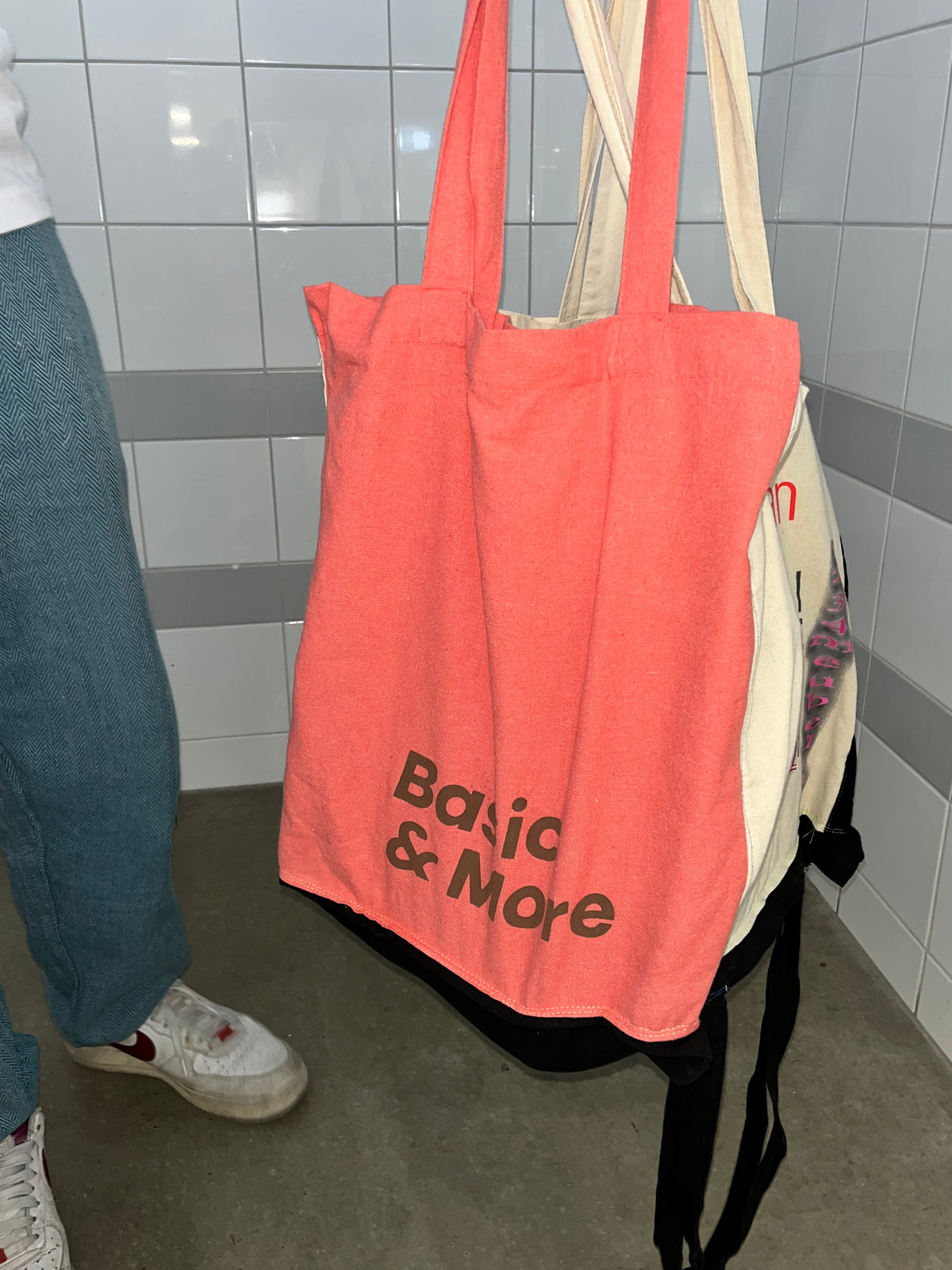 6xl tote staan naast je