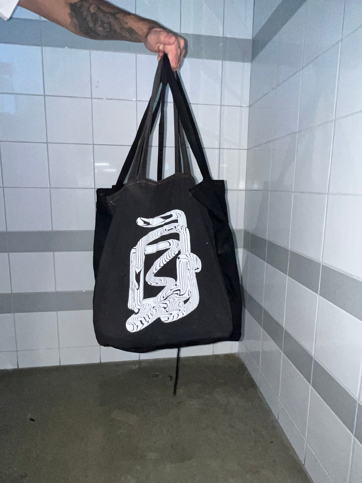 6xl black dasha totes